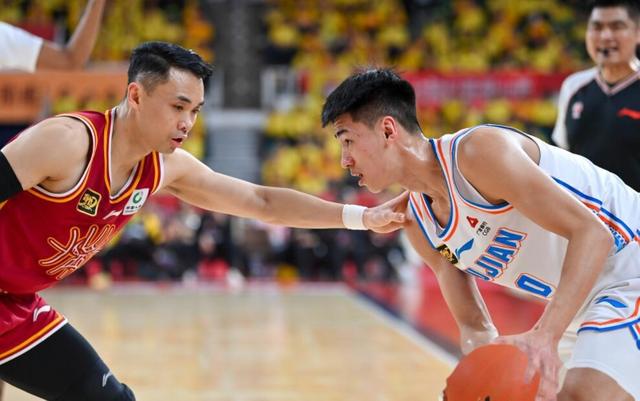 福建男篮战胜对手，球队士气高涨